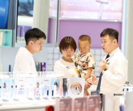China's Hainan sees surge in duty-free shopping during summer season><span class=