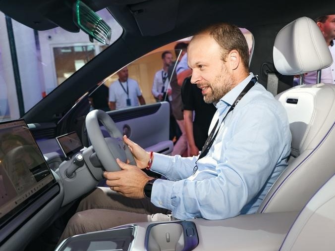 China's NEVs deliver global gains through "full-chain" expansion